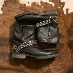 Size 9.5 women’s Steve Madden moto boots